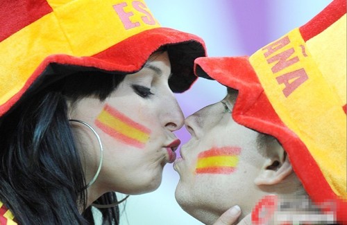 Nụ hôn của hai CĐV Tây Ban Nha